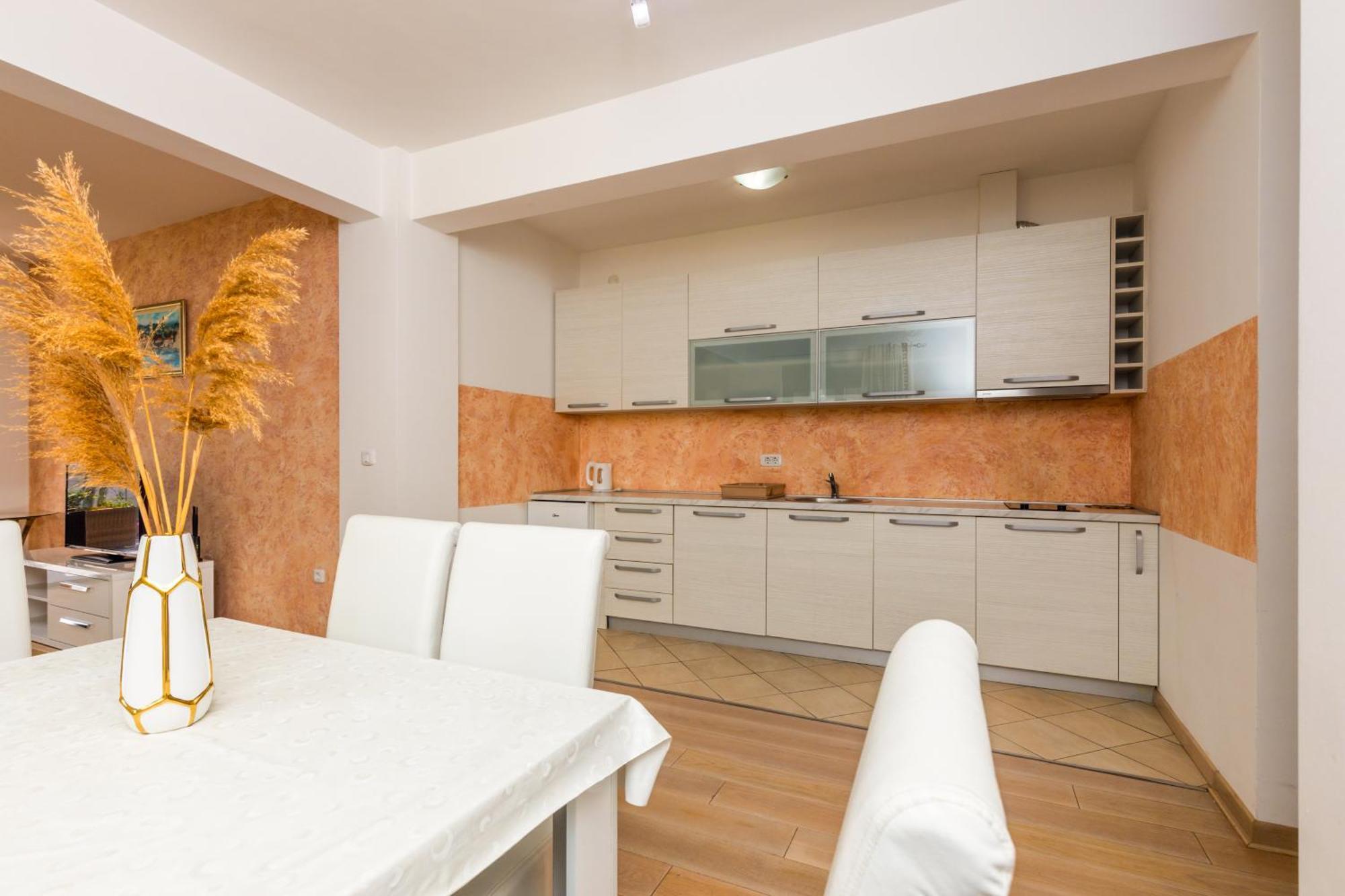 Sea View Perovic Apartment *